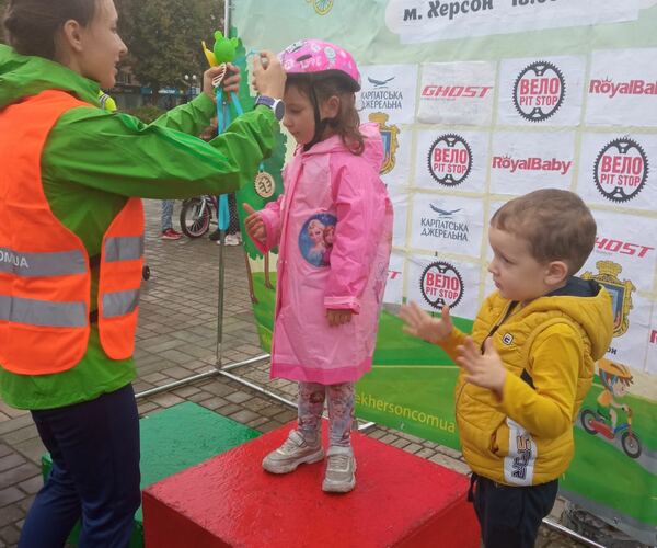 Дуже раді привітати нашу Богданочку  з першим місцем у дитячих велоперегонах, присвячених Дню міста! Бажаємо завжди бути такою  активною! Щоб у житті було багато  творчих і спортивних перемог!